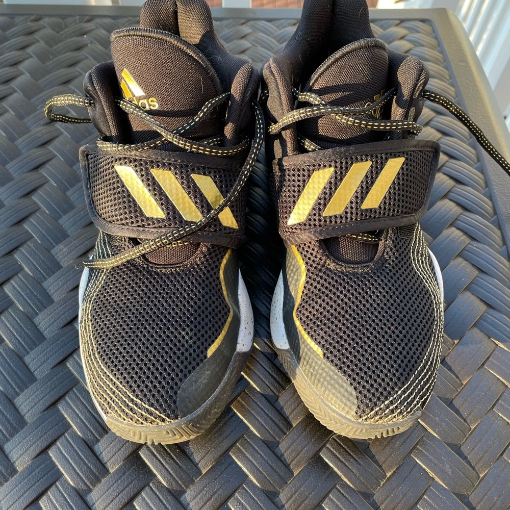 Adidas boys/ men’s basketball sneakers